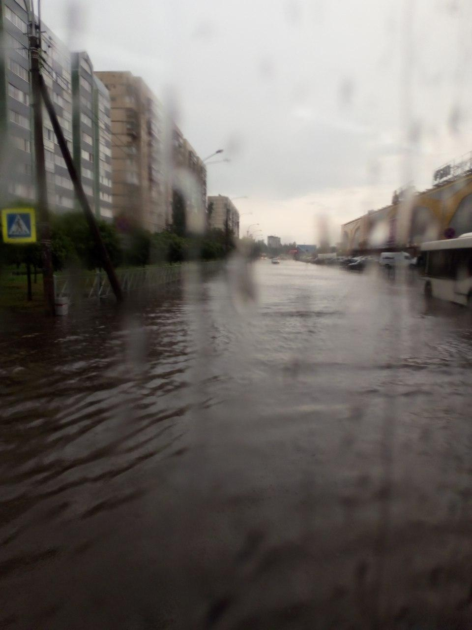 24 часа дождя. Питер после дождя. Потоп на Фонтанке. Июль, дождь на фонтане и дождь на Неве.... Картина потоп в Петербурге.