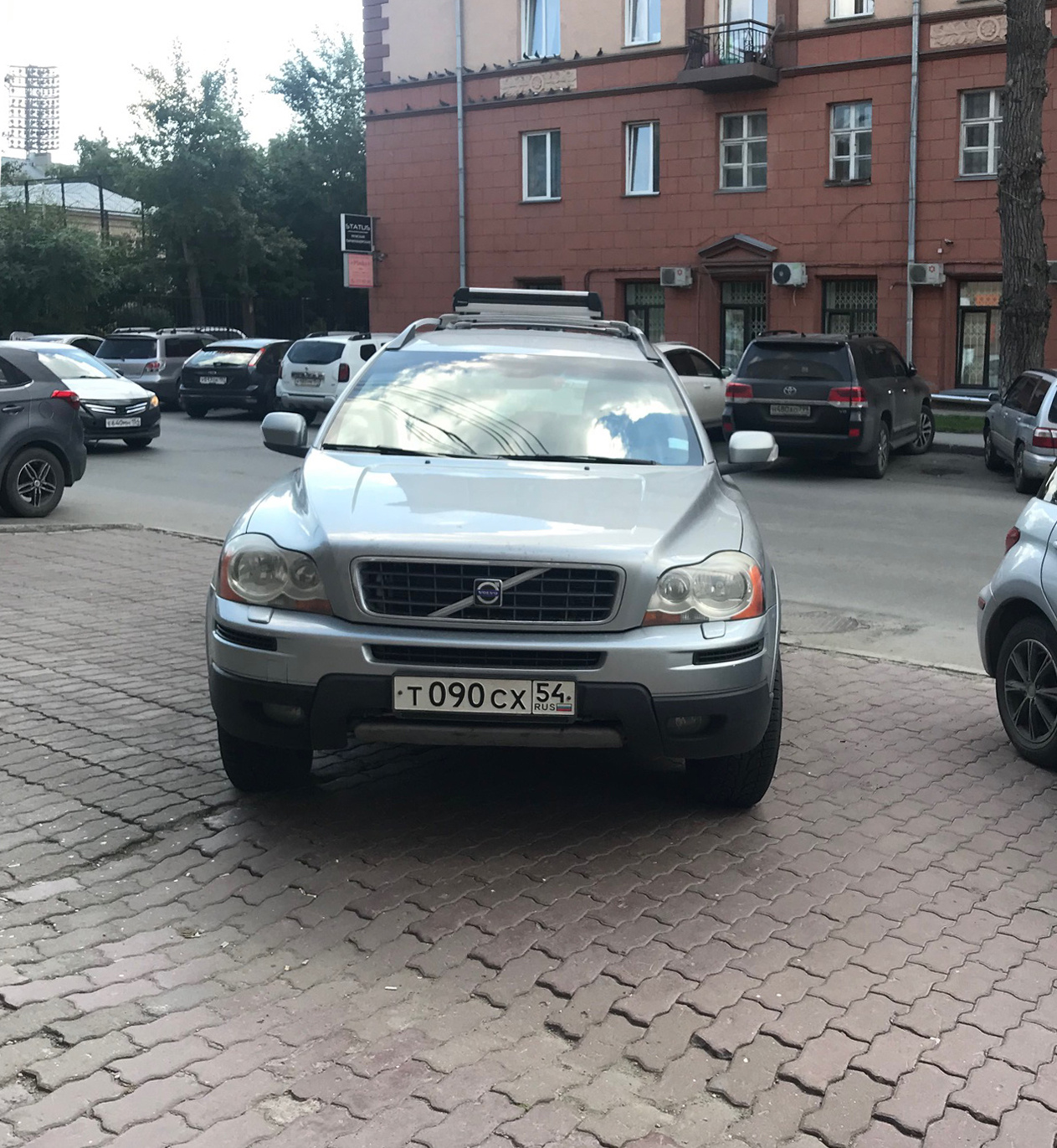 Внедорожник в пешеходной зоне Внедорожник в пешеходной зоне