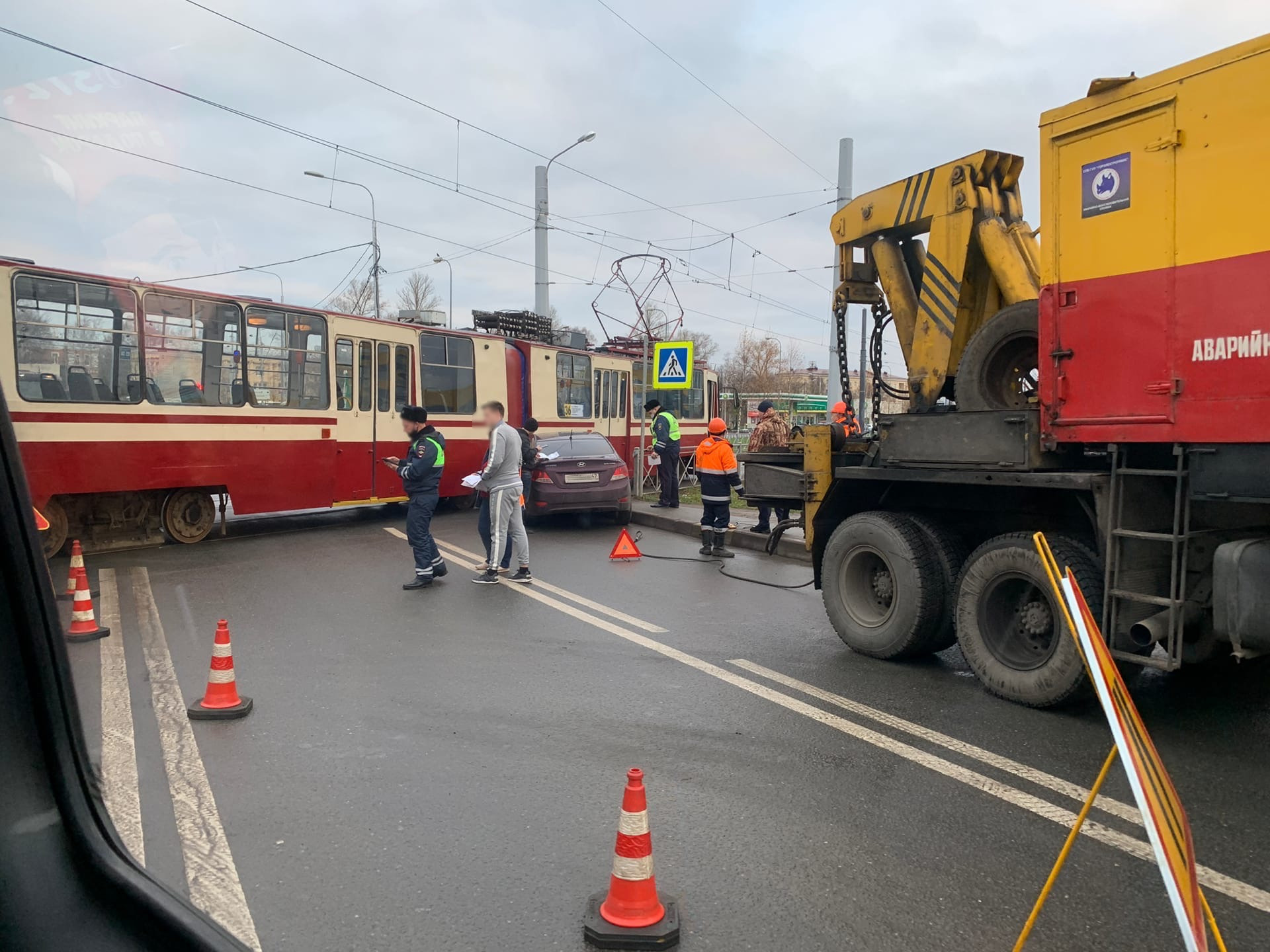 Легковой автомобиль затормозил о трамвай на Будённого и остановил движение на два часа