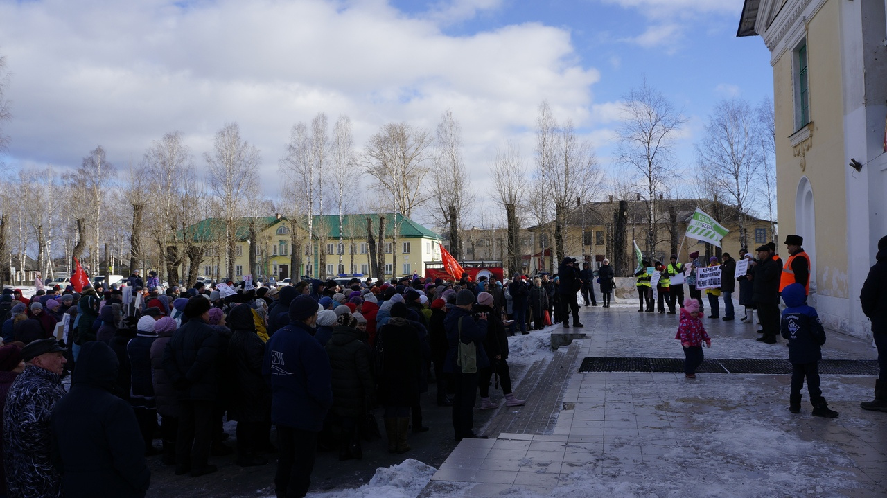 Митинг в поселке Кулой проходил на площади перед местным клубом Митинг в поселке Кулой проходил на площади перед местным клубом