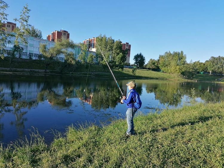 Летом мальчик часто выбирается на рыбалку