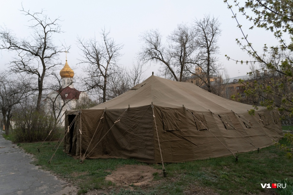 В палатках у больниц будут принимать доставленных на скорых
