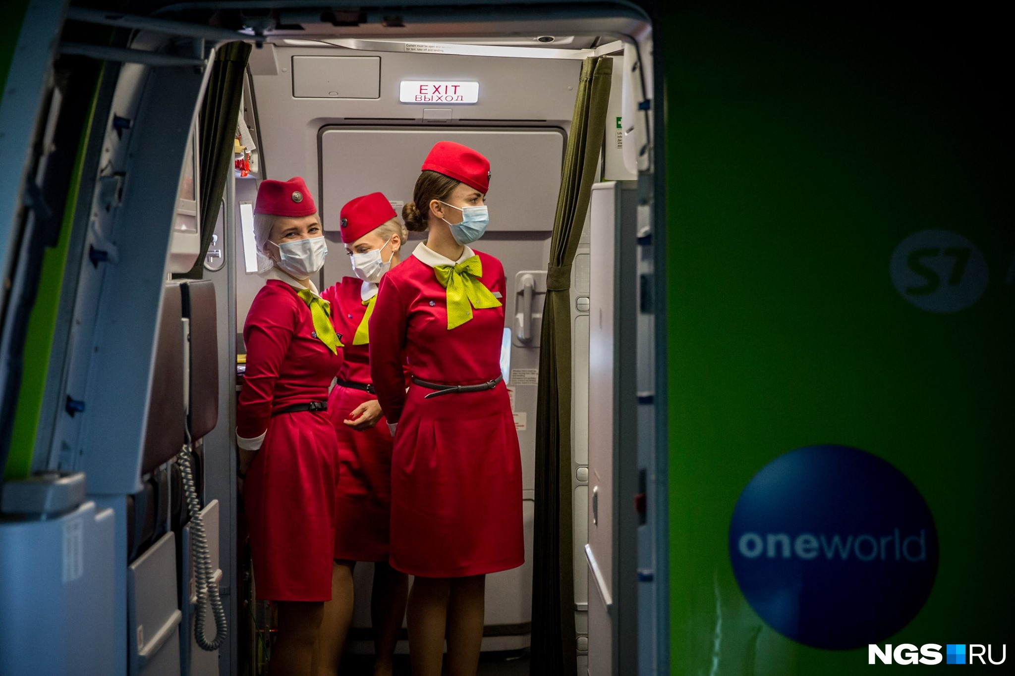 Бортпроводники на рейсе из Китая в Новосибирск. Тогда их впервые обязали носить маски во время полета 