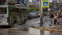 Новосибирск снова затопило — смотрим, как машины и пешеходы справляются с последствиями ливня