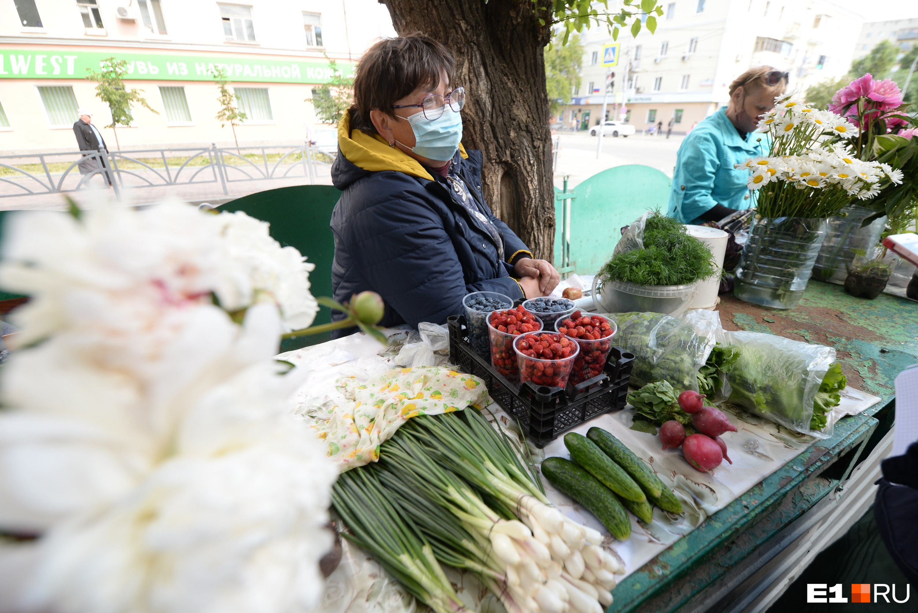 Любовь Сергеевна торгует в маске Любовь Сергеевна торгует в маске