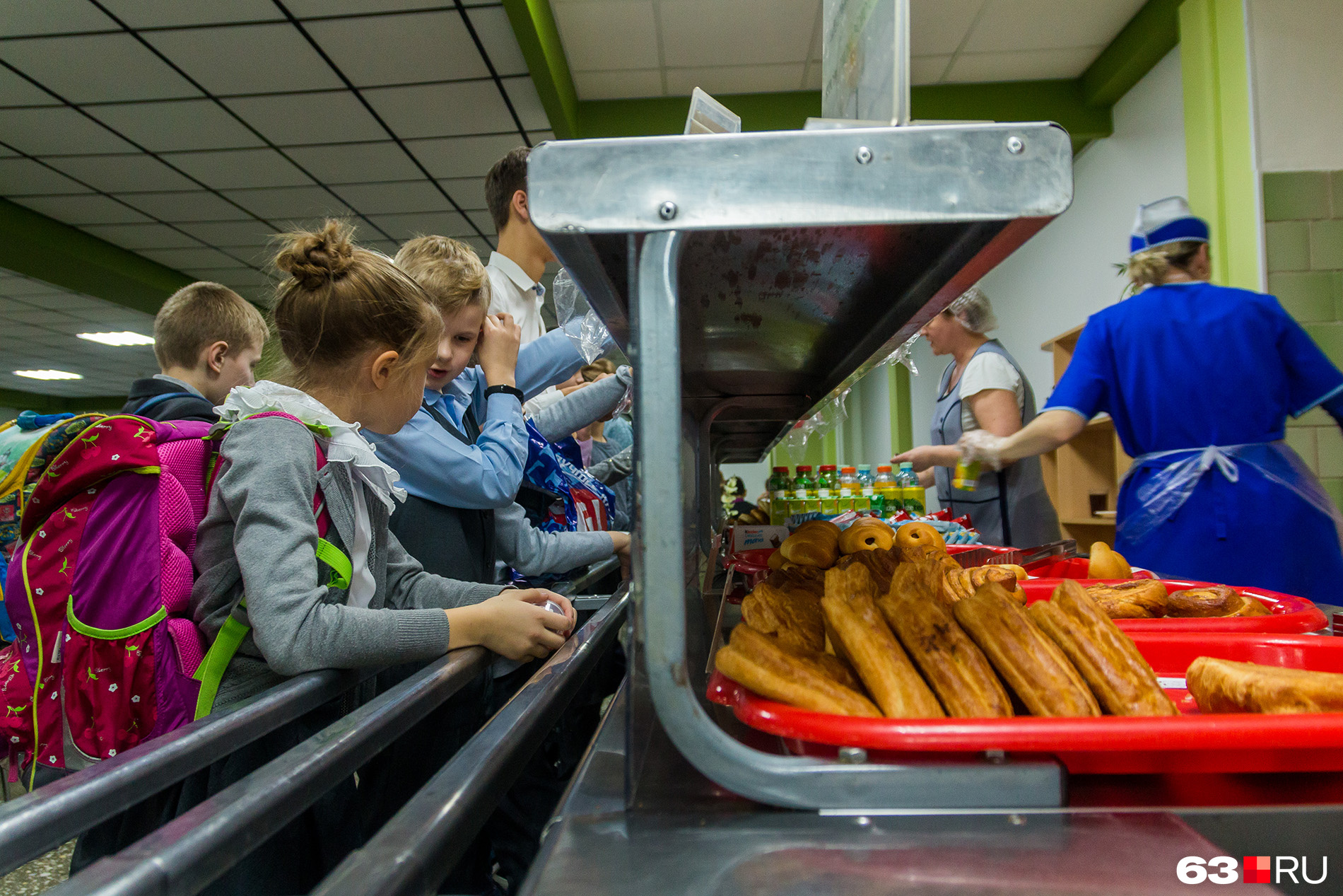 Носить маски в школах обяжут работников пищеблоков Носить маски в школах обяжут работников пищеблоков