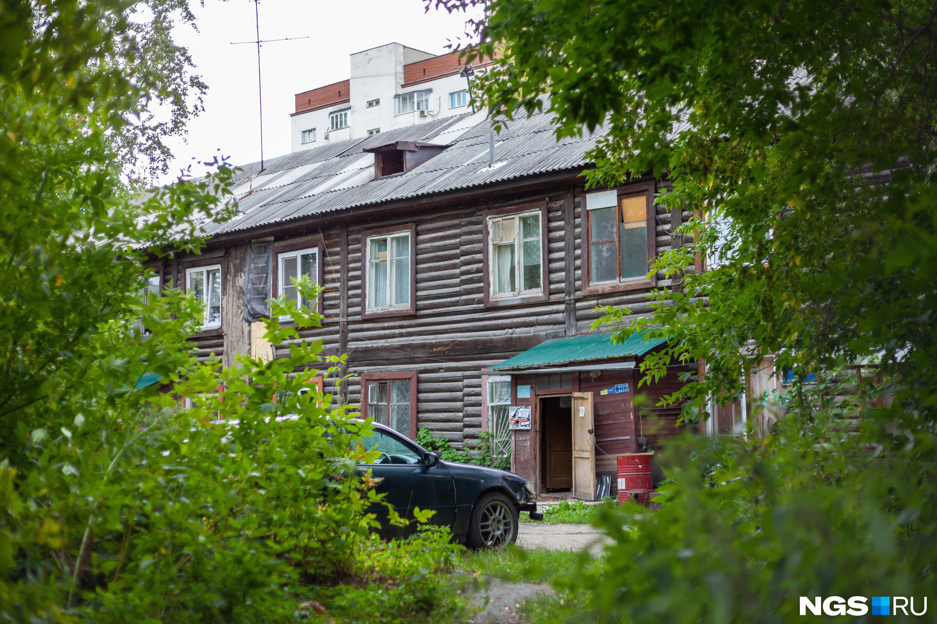 Город бараков. Барак дом Новосибирск. Бараки Академгородка Новосибирск. Бараки Владивосток. Бараки на улице Сухарная Новосибирск.