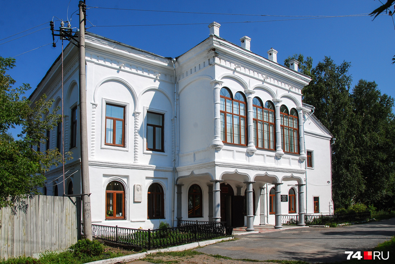 А это усадьба второго поколения заводчиков Белосельских-Белозерских, родом из столицы. Размещение резиденции здесь, на Урале — свидетельство важности Катав-Ивановского завода для их бизнеса. Сейчас в отреставрированном здании находится краеведческий музей А это усадьба второго поколения заводчиков Белосельских-Белозерских, родом из столицы. Размещение резиденции здесь, на Урале — свидетельство важности Катав-Ивановского завода для их бизнеса. Сейчас в отреставрированном здании находится краеведческий музей