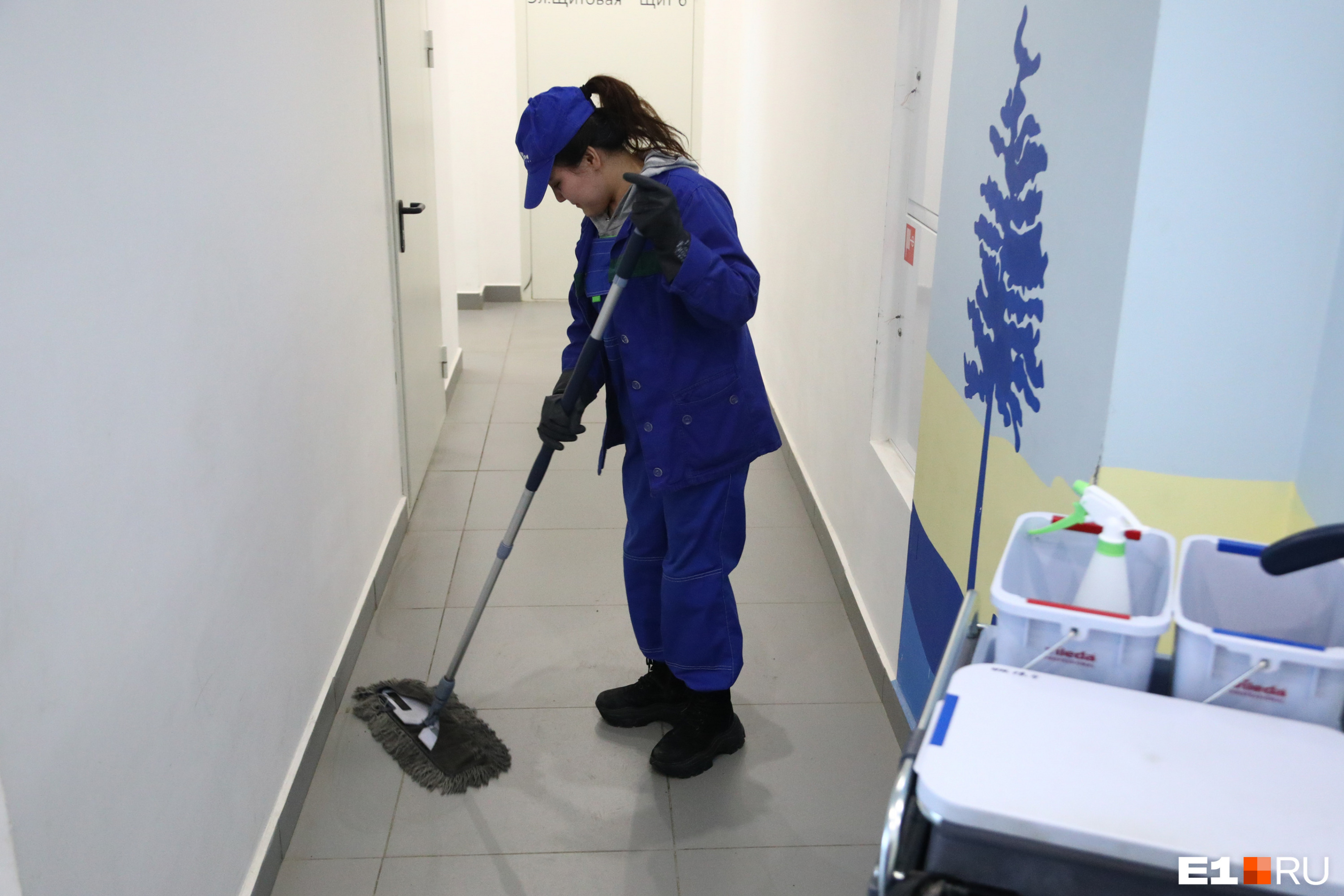Уборщицы моют полы с помощью «мопов» — насадок из синтетического материала