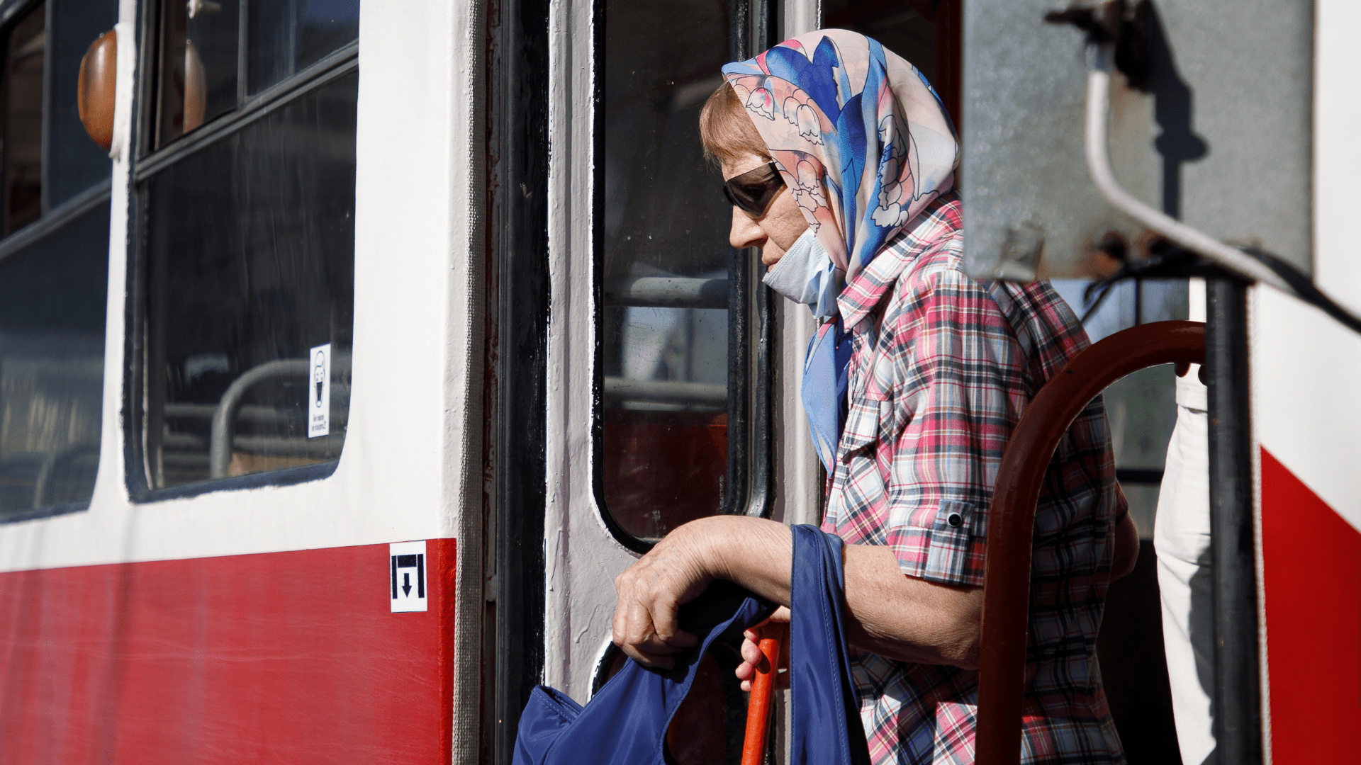 Пешком или на троллейбусе: в Волгограде остановили движение скоростных трамваев от «ВГТЗ» до «Монолита»