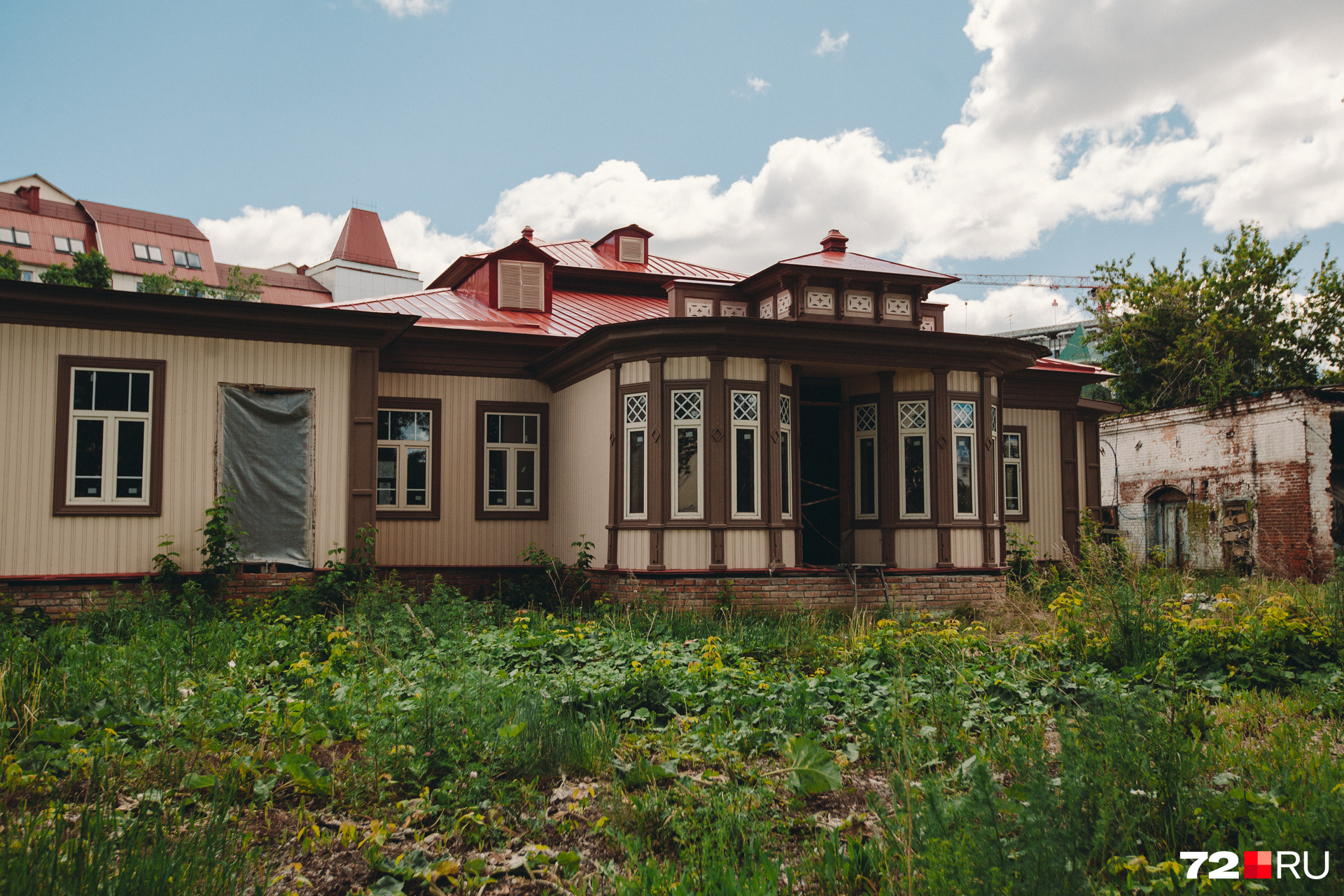 Обратная сторона, выходящая на пустырь. Новый собственник планировал сделать из здания кафе. Будем надеяться, что у него получится осуществить задумку и оживить усадьбу Обратная сторона, выходящая на пустырь. Новый собственник планировал сделать из здания кафе. Будем надеяться, что у него получится осуществить задумку и оживить усадьбу