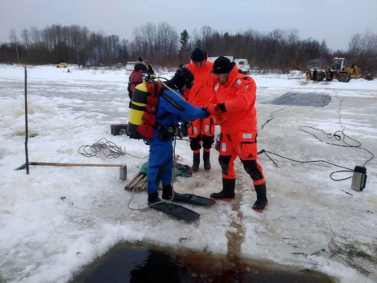 Спасатели смогли достать автомобиль со второй попытки Спасатели смогли достать автомобиль со второй попытки