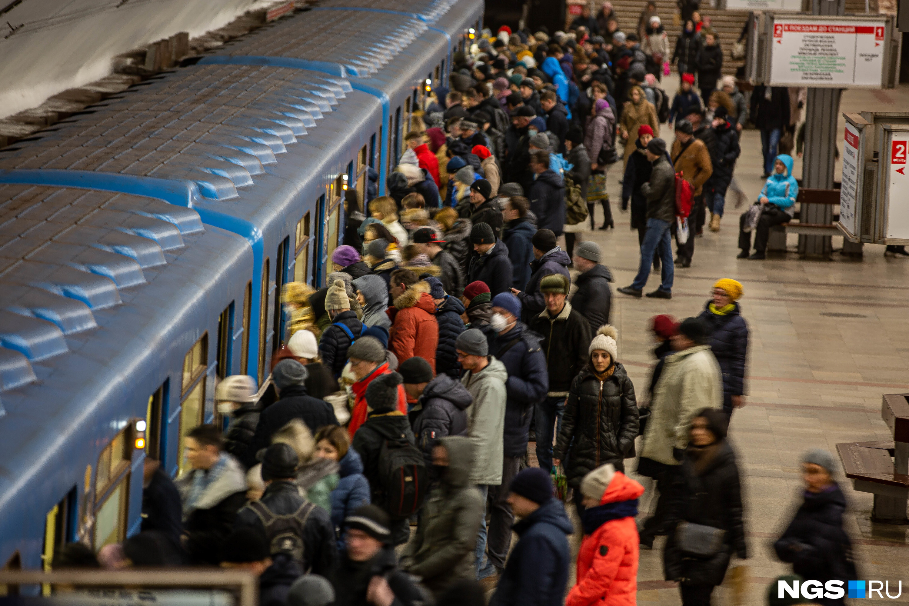 В метро интервал между поездами увеличился на несколько минут — за это время в час пик на перроне собирались десятки пассажиров В метро интервал между поездами увеличился на несколько минут — за это время в час пик на перроне собирались десятки пассажиров