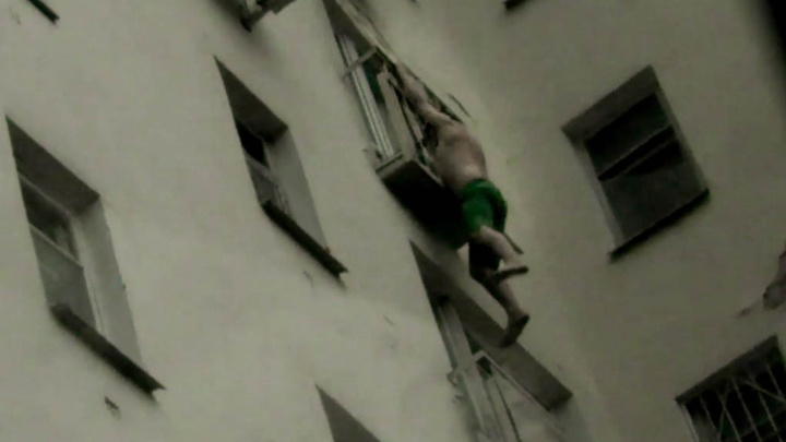 В Нижнем Новгороде драгдилер пытался сбежать от полицейских, слезая по балконам