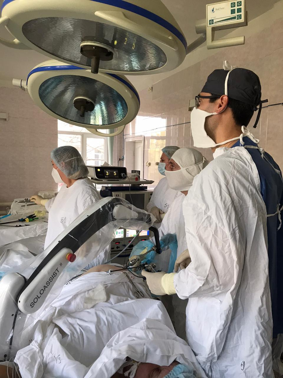 «Рука» робота может держать камеру или эндоскоп во время операции в нужном положении, облегчая задачу хирургам