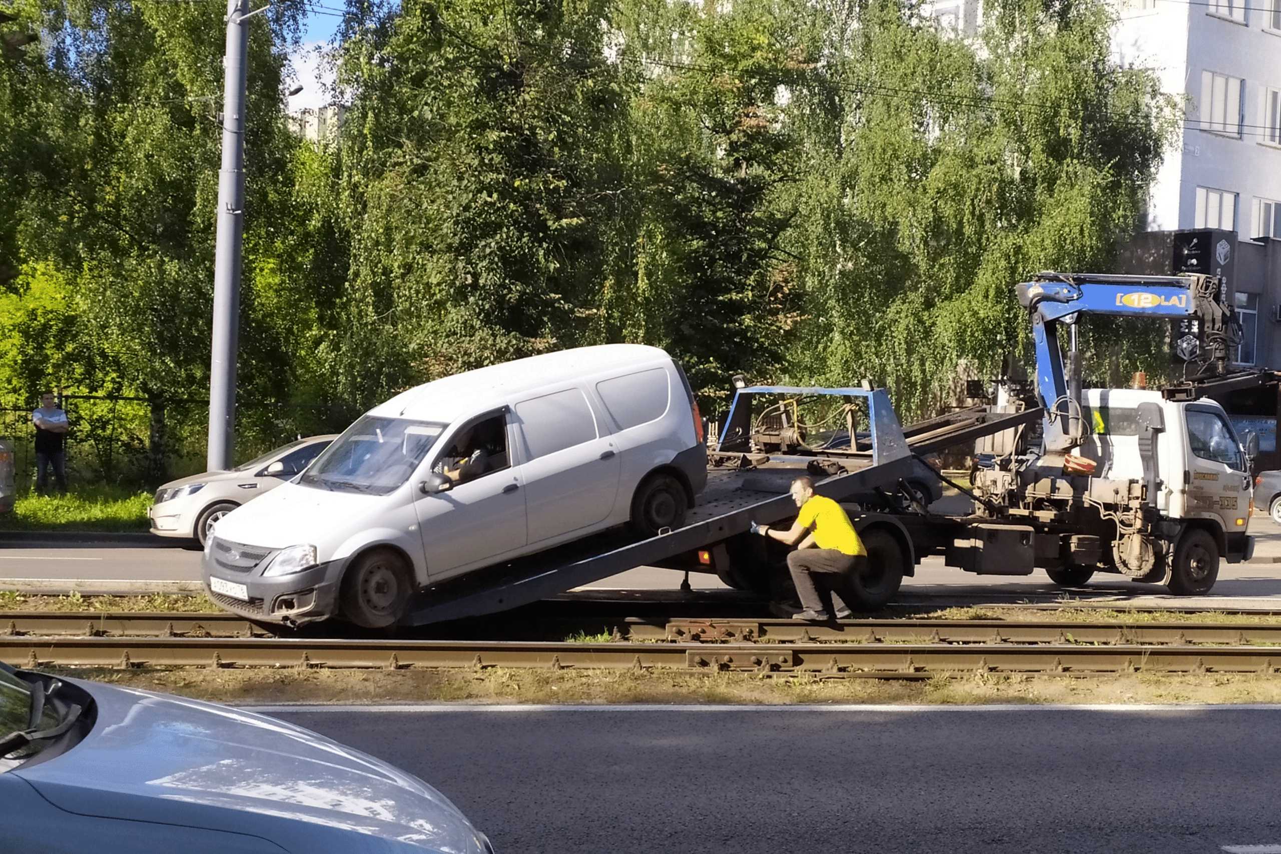 Рельсы на крыше дома