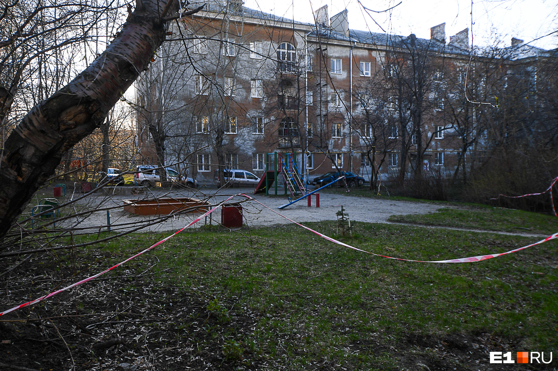 двор в городе. старые московские дворики. челябинск окраина улочки. особняк брусницыных двор. старинные улочки таганрог.