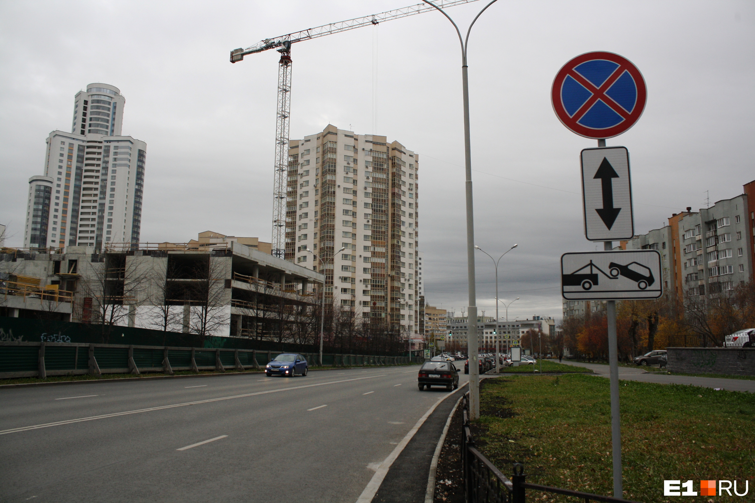 На всем протяжении улицы Жукова водителям запретили парковать автомобили вдоль края проезжей части