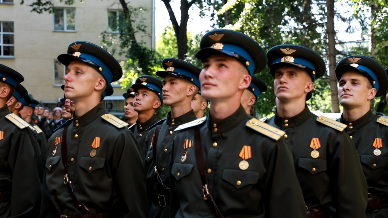 Личные парады провели курсанты в форме времён Великой Отечественной войны