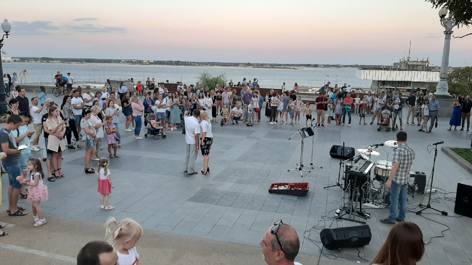 «Устали сидеть на попе ровно»: импровизированный концерт на набережной Волгограда собрал сотни зрителей