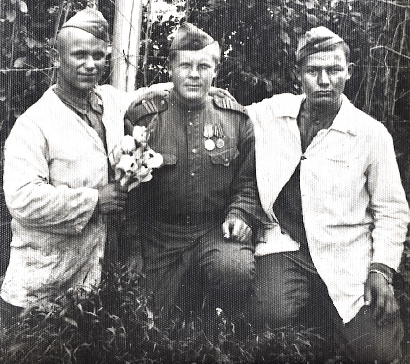 На этом снимке Георгий Стаценко (в центре) уже с медалями. Солдату тут примерно 20 лет.<br><br>