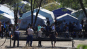 Журналистов отказались пустить в лагерь мигрантов, куда из Ростова вывезли ждущих поезд узбеков