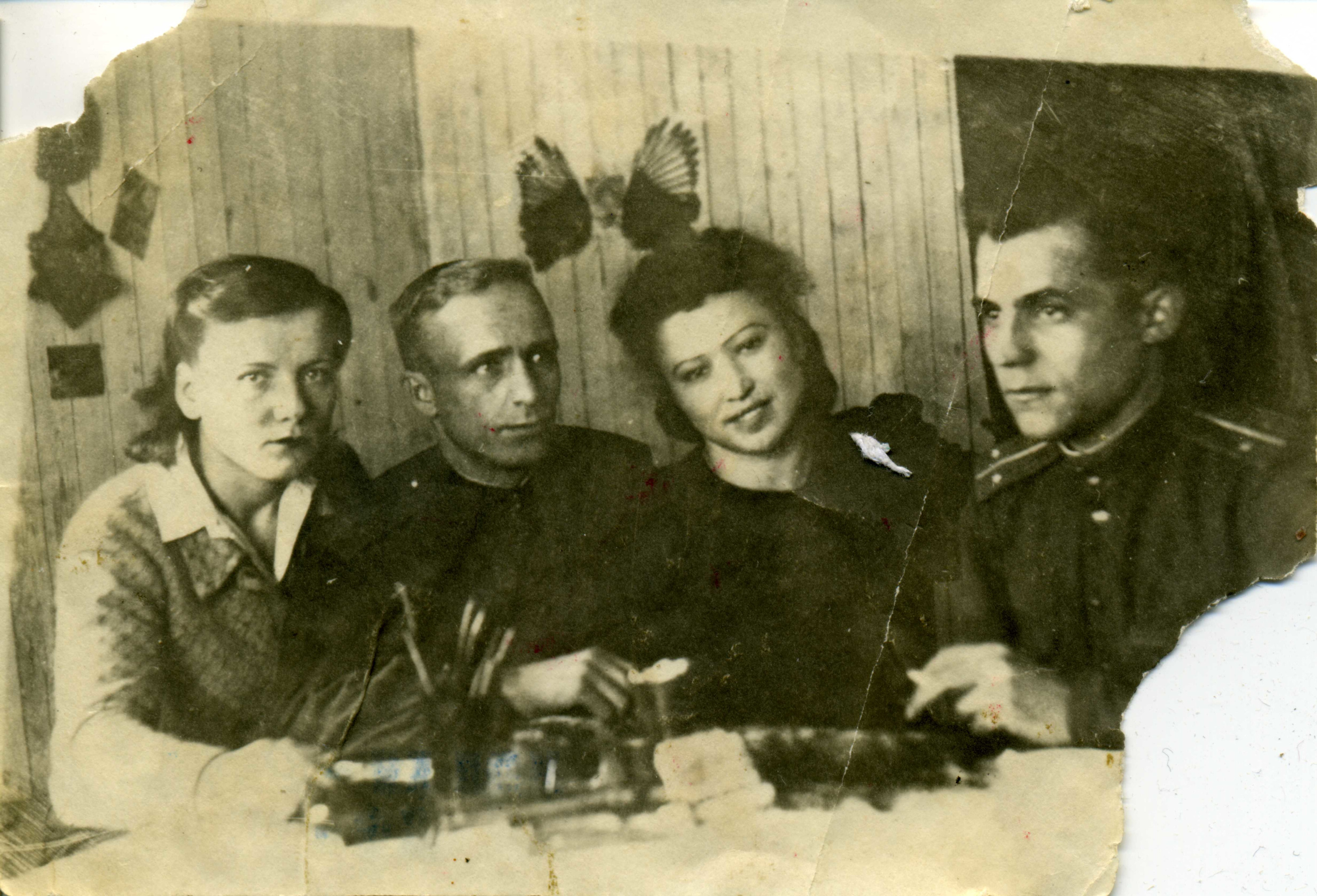 Фото 1945 года, вскоре после свадьбы. Михаил и Галина в центре