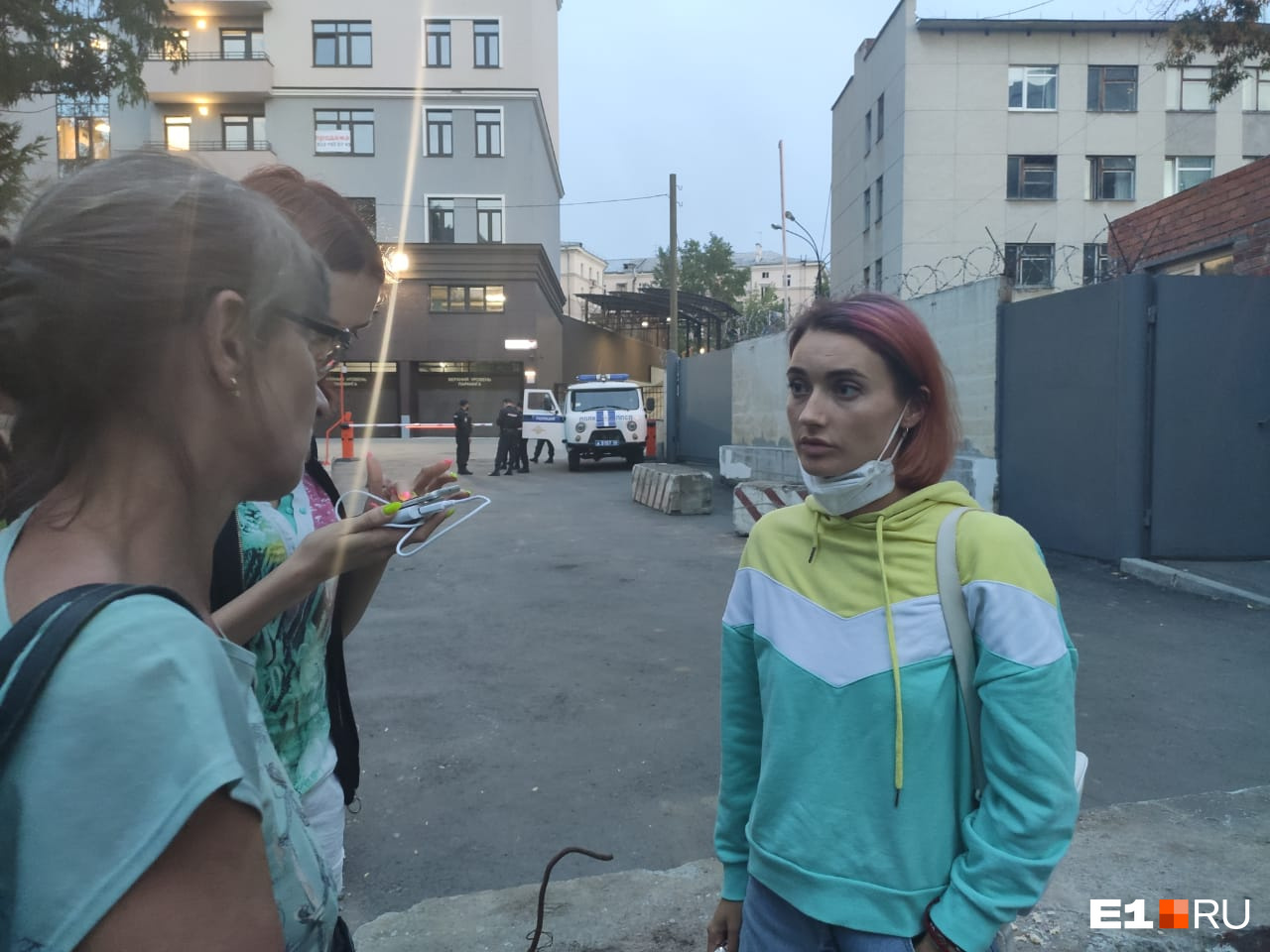 Жена задержанного Екатерина Гауэрт у входа в отделение полиции <nobr class="_">№ 9</nobr> Жена задержанного Екатерина Гауэрт у входа в отделение полиции <nobr class="_">№ 9</nobr>
