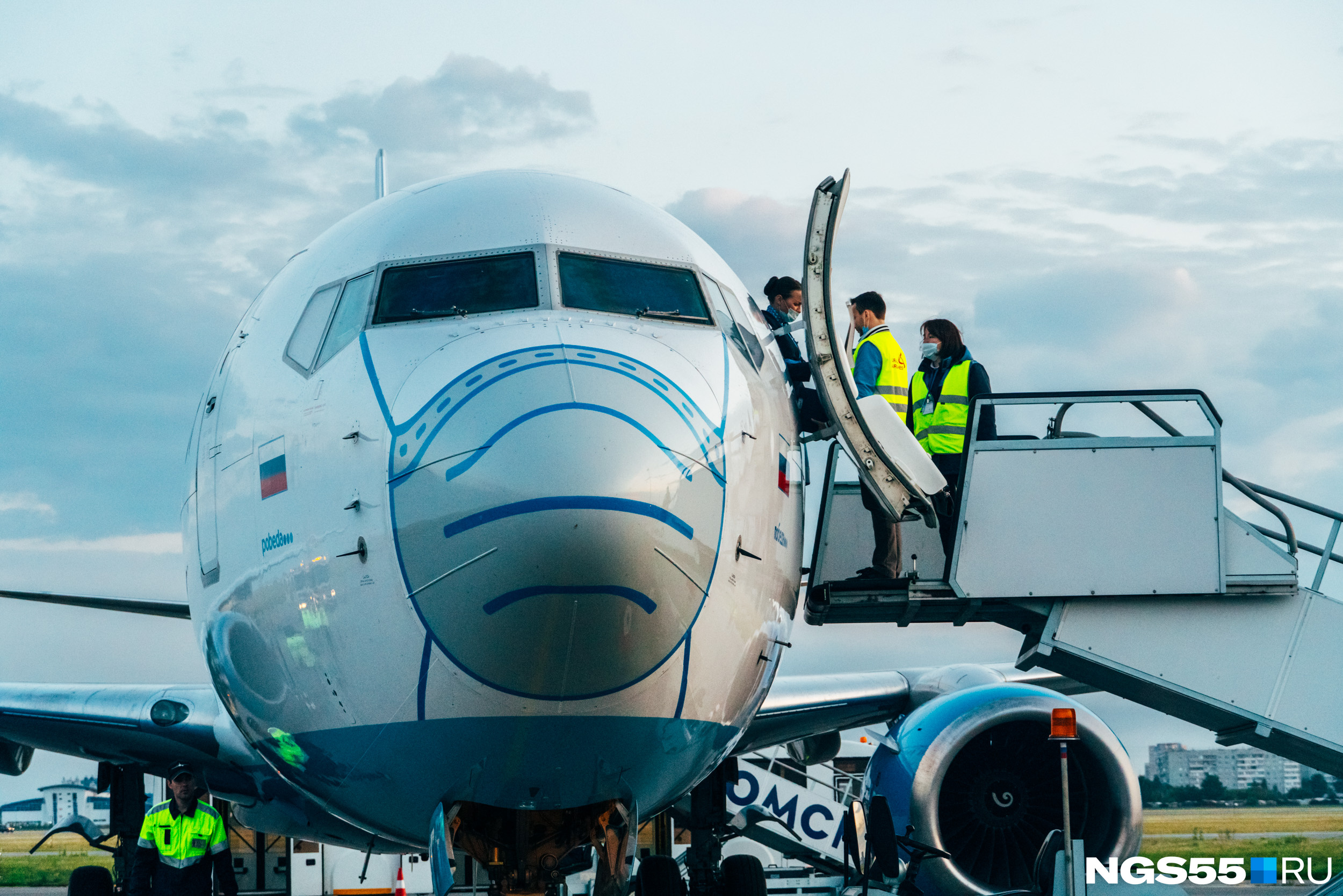 Самолет вчера. Боинг 737 UTAIR. Самолет садится. Самолет Омск Москва. Boeing 737 компании UTAIR.