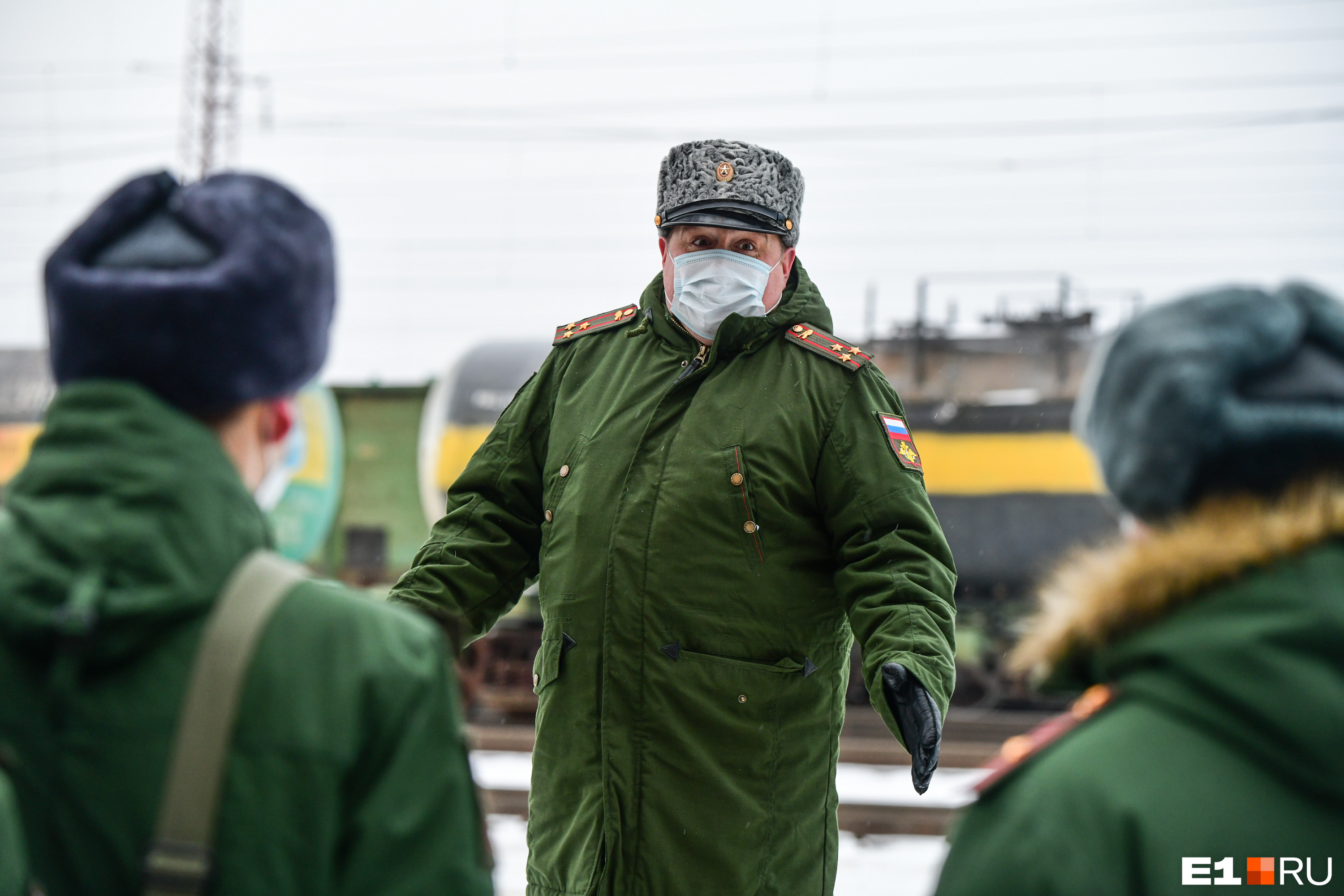 Временно исполняющий обязанности военного комиссара Свердловской области Сергей Чирков дает наставление будущим солдатам
