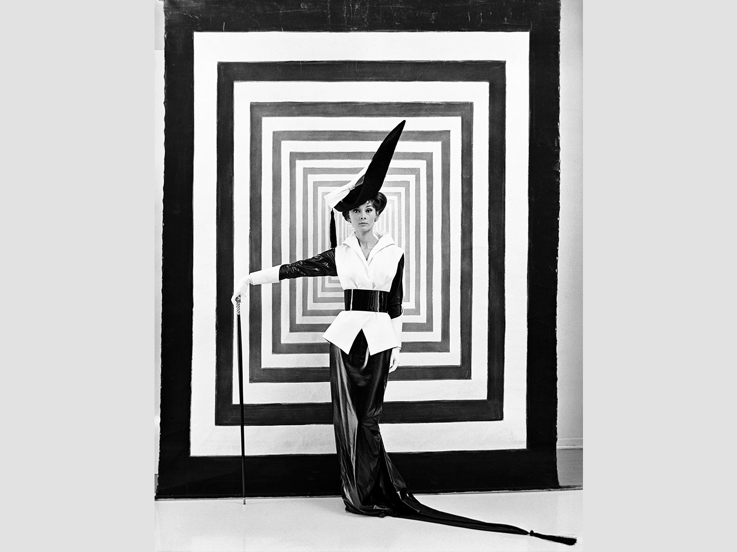 Одри Хепберн на съёмках фильма «Моя прекрасная леди» в костюме по дизайну Сесила Битона. 1963 год