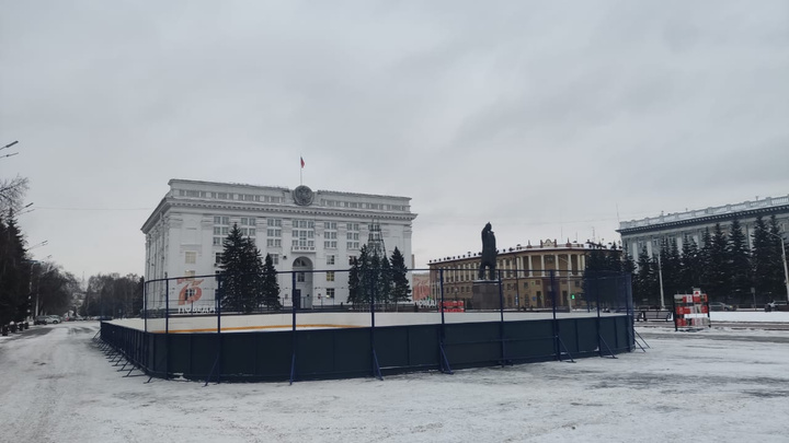 В Кемерово начали монтировать хоккейную коробку на площади Советов. Рассказываем, что еще там будет