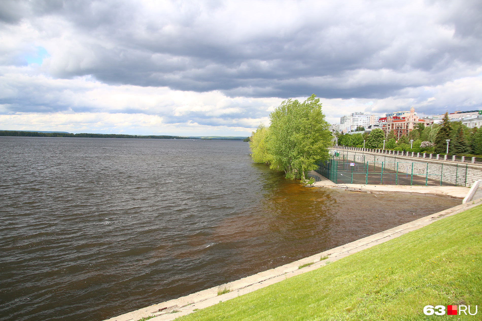 Вода вплотную подступила к спортивной площадке у первого причала