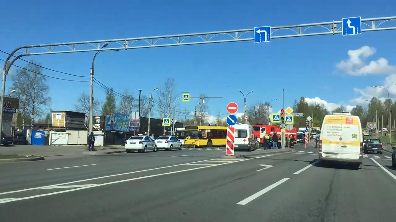 На Выборгском шоссе в Парголово столкнулись автобус и автомобиль. Пробка  тянется от КАД - 13 мая 2020 - ФОНТАНКА.ру