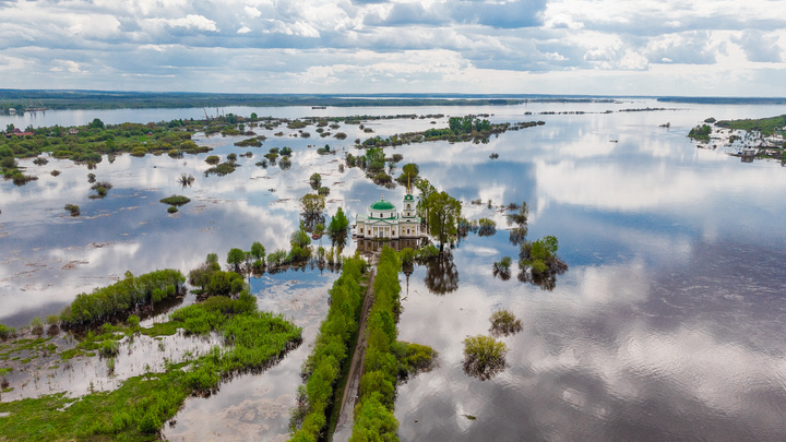 Реки без берегов. Как север Прикамья переживает рекордный паводок — в воде дома, магазины, храмы и музеи