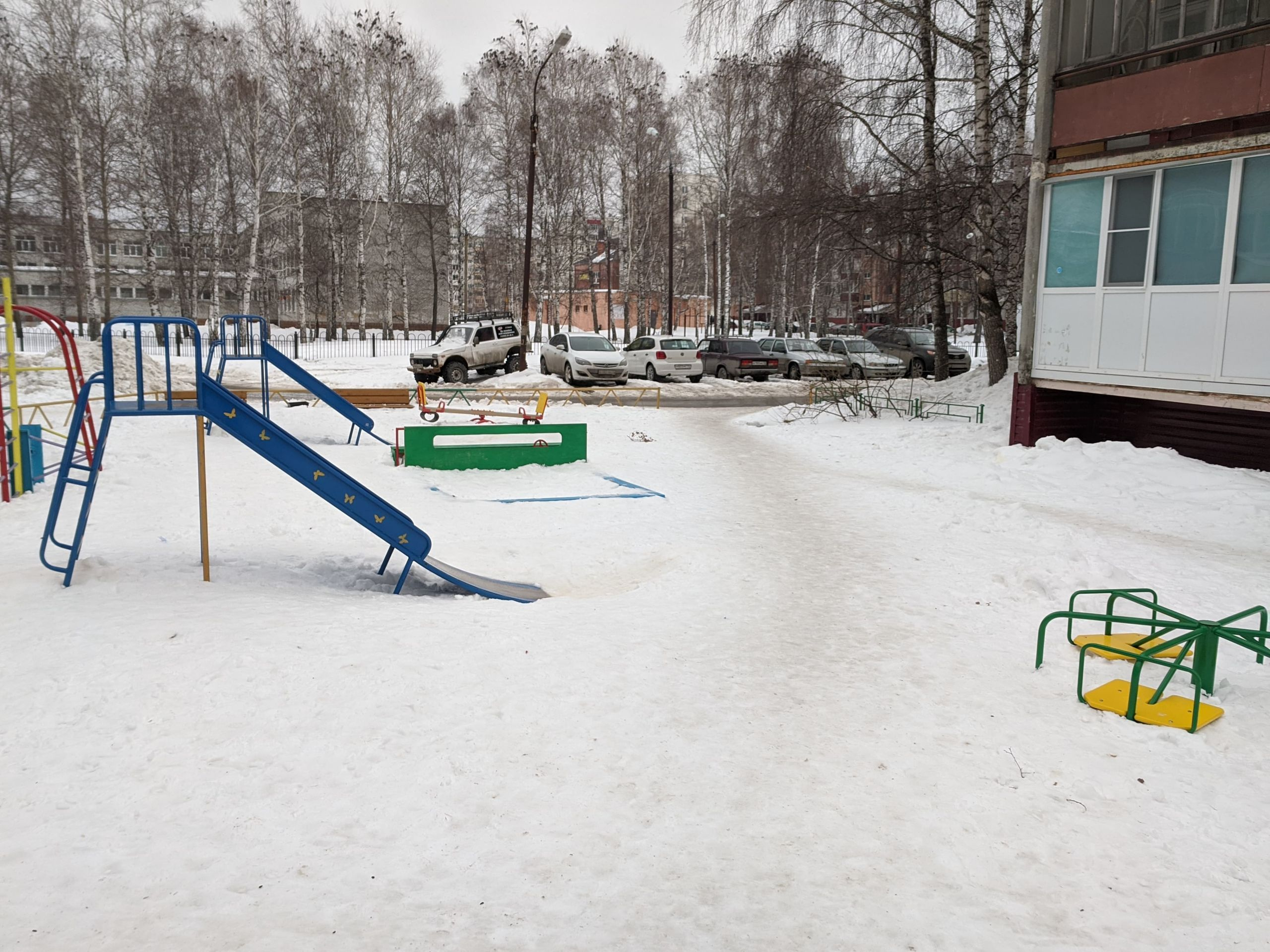 Детские площадки, конечно, выглядят бедно и находятся не в самом лучшем месте Детские площадки, конечно, выглядят бедно и находятся не в самом лучшем месте