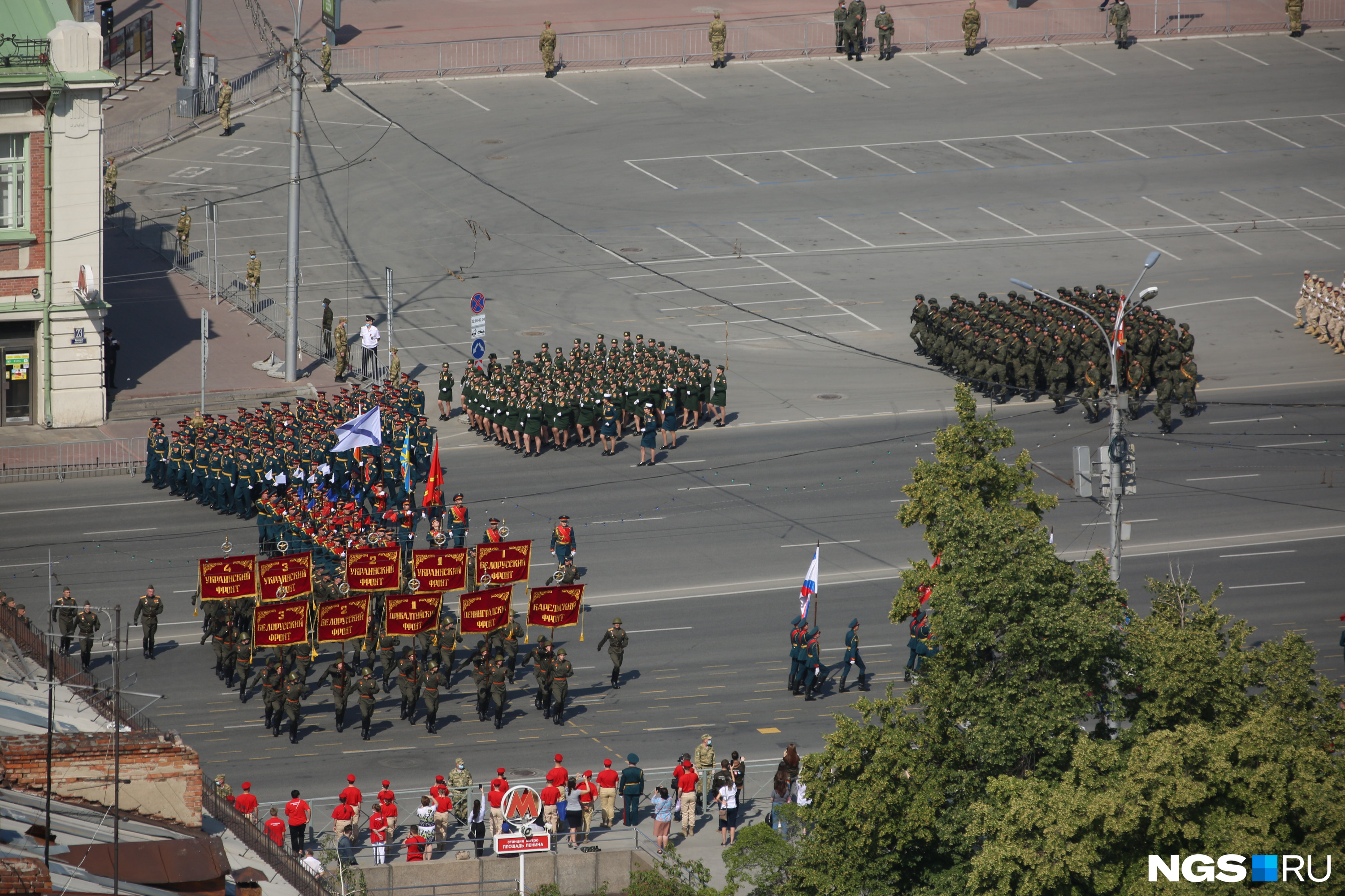 В форме фронтовиков-победителей по площади Ленина сегодня маршировали курсанты