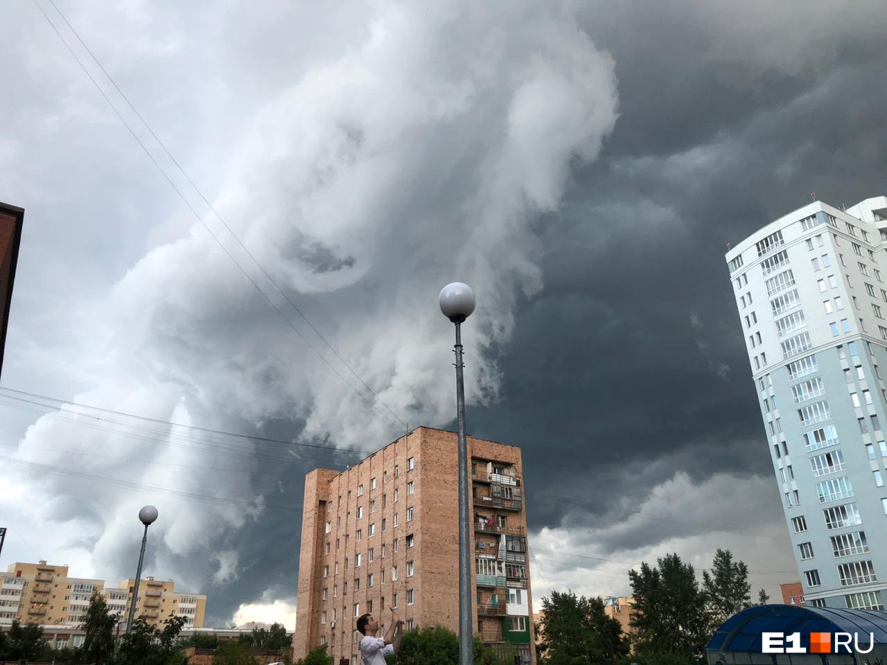 несколько раз июльские грозы обрушивали на тополь. прогноз гроз. несколько раз июльские грозы обрушивали на тополь. гроза в волгограде. ураган город волжский.