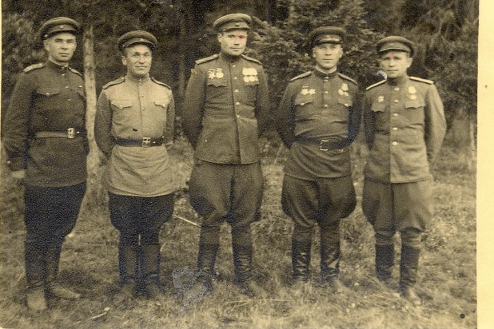 Здесь Пантелеймон Степаненко (крайний слева) — ещё капитан. Латвия, август 1944 года