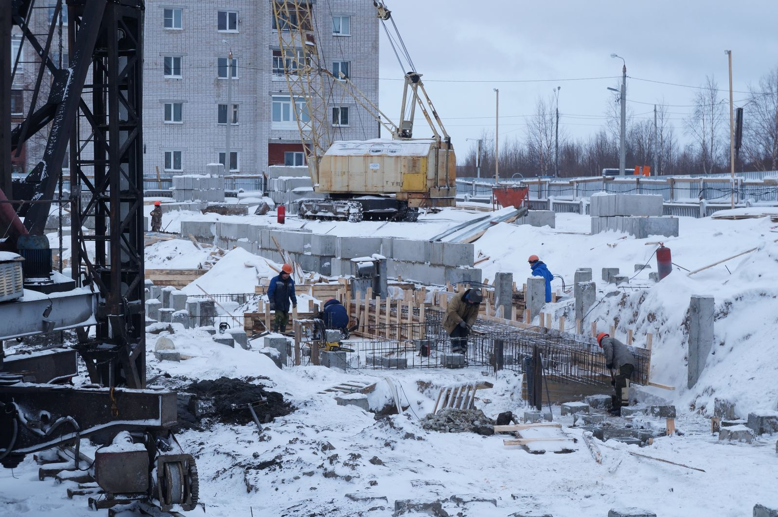 Зимние смр. Строительная площадка зимой. Стройплощадка зима. ЮВХ стройплощадка зима. Фото с телефона со строительной площадки зимой.