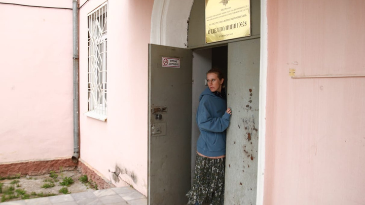 «Сняла побои, полиция вернула камеру»: Ксения Собчак вместе с командой обратилась в больницу