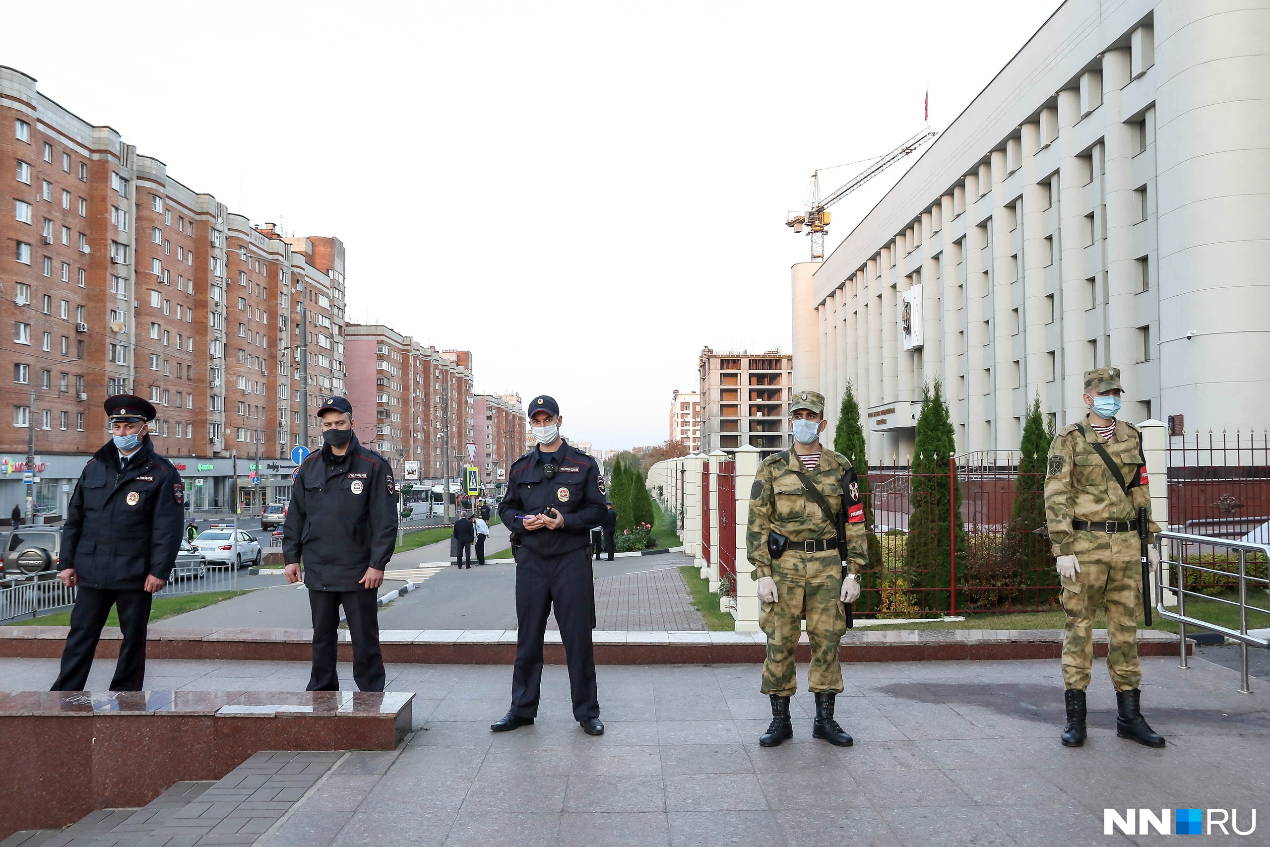 Никого из «гражданских» кроме родственников не подпускали близко Никого из «гражданских» кроме родственников не подпускали близко
