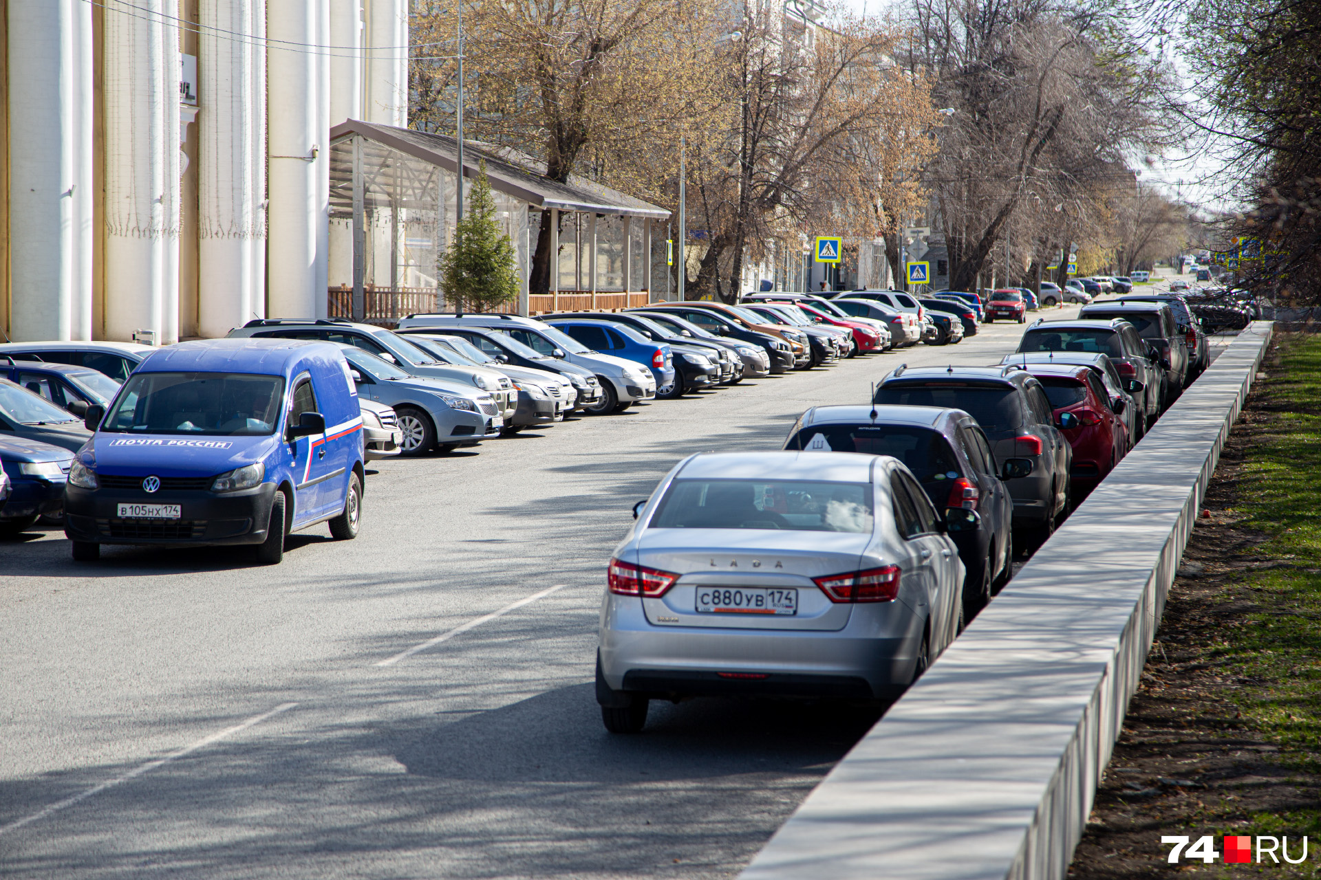 В ста метрах от резиденции губернатора Челябинской области — на улице Коммуны — машины выстроились стройными рядами. Не едут. Самоизолируются?