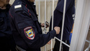 В Кировском районе Новосибирска двое парней с пистолетом отобрали деньги у прохожего