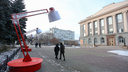На улицах Челябинска появились гигантские торшеры и настольные лампы. Оцениваем арт-объекты