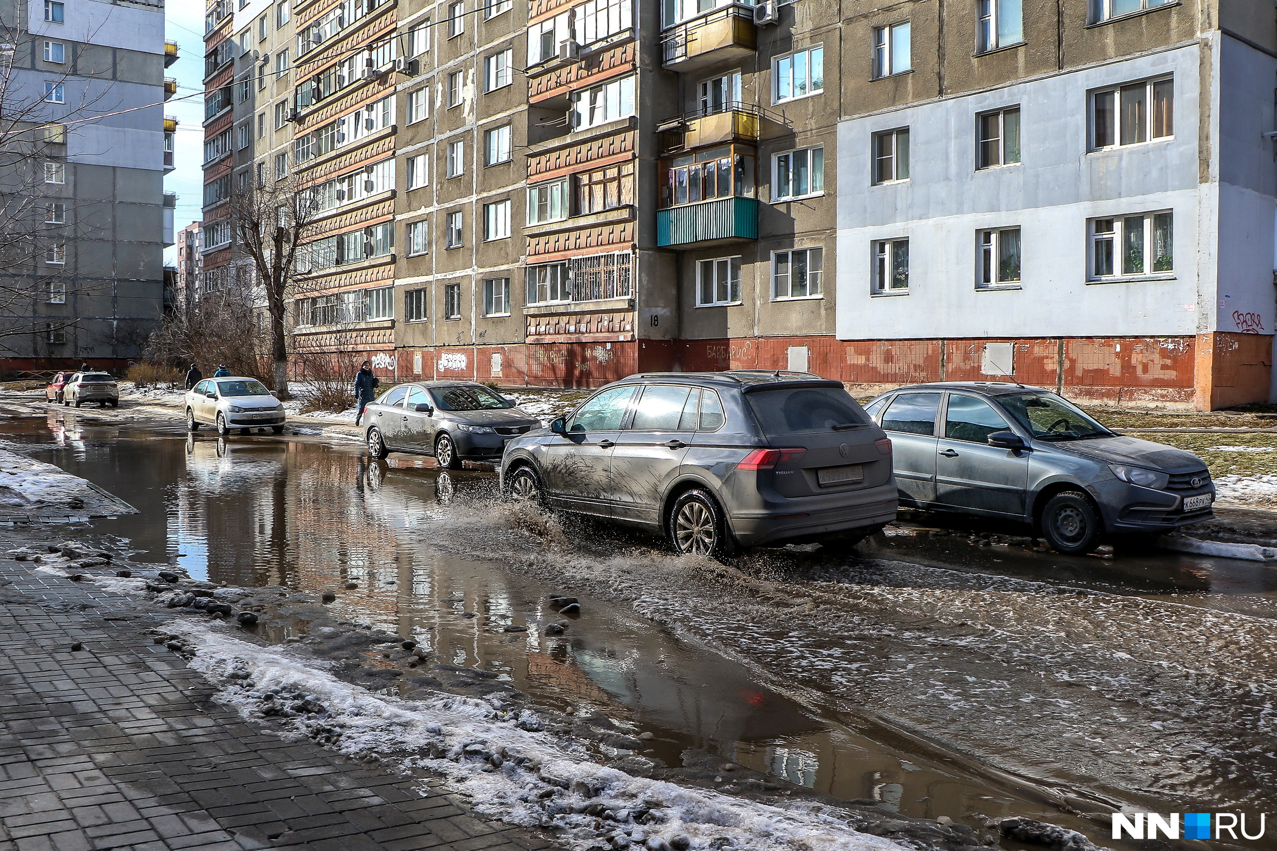 Везде лужи. Лужи весной. Улица с лужами. Везде лужи. Весенние лужи.