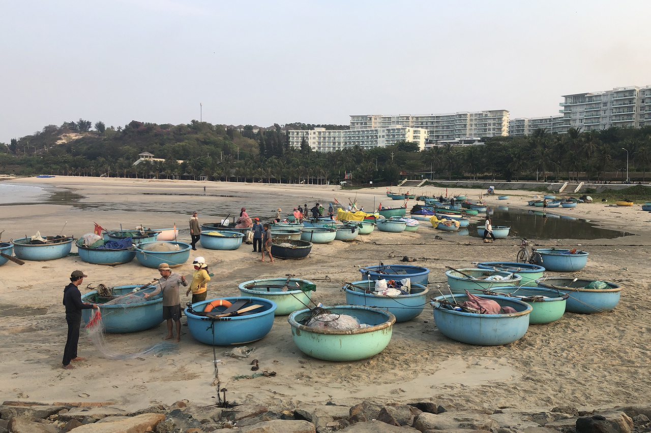 С пяти утра начинается торговля морепродуктами на пляжах