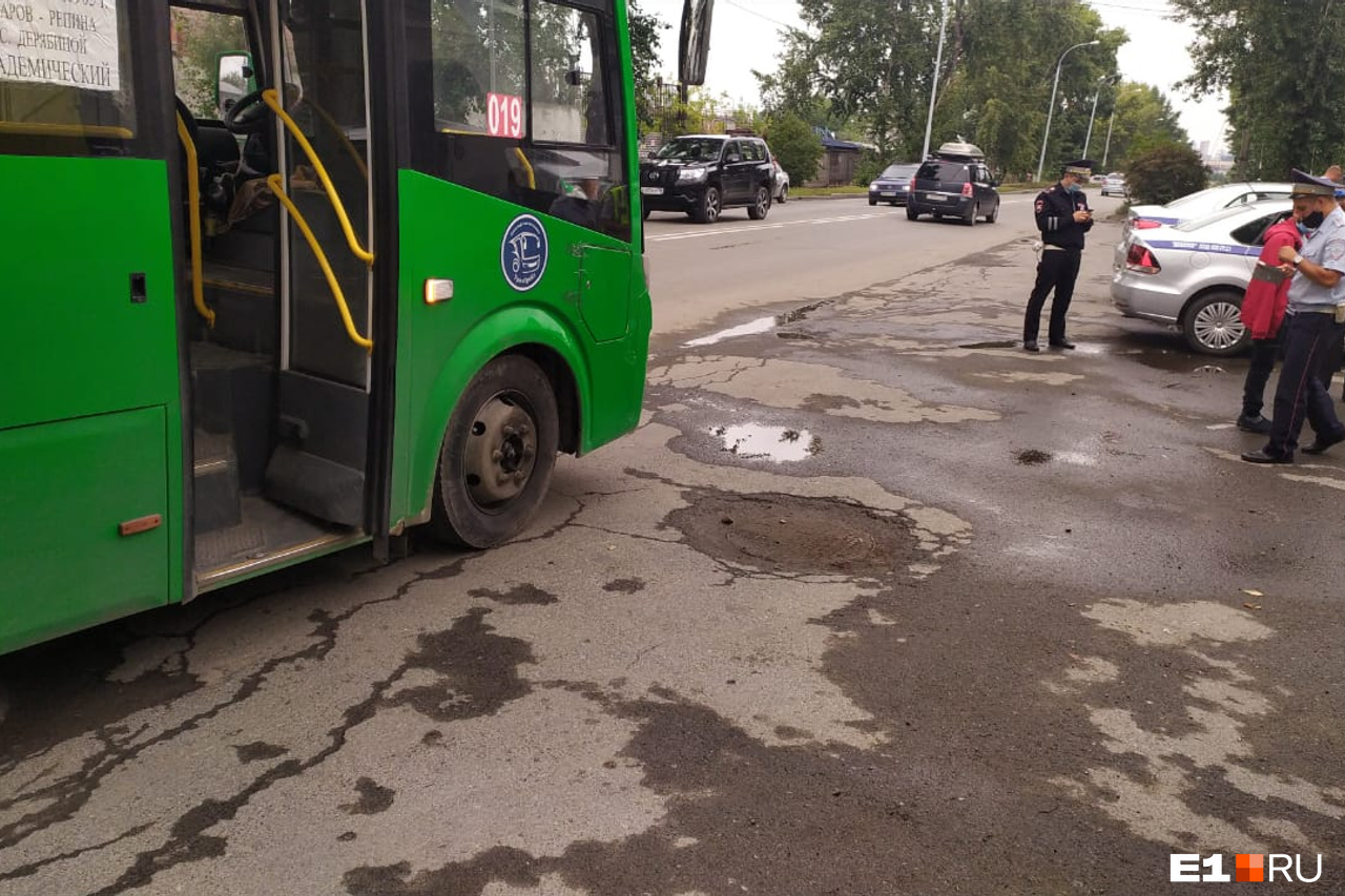 Лом попал в голову водителю автобуса