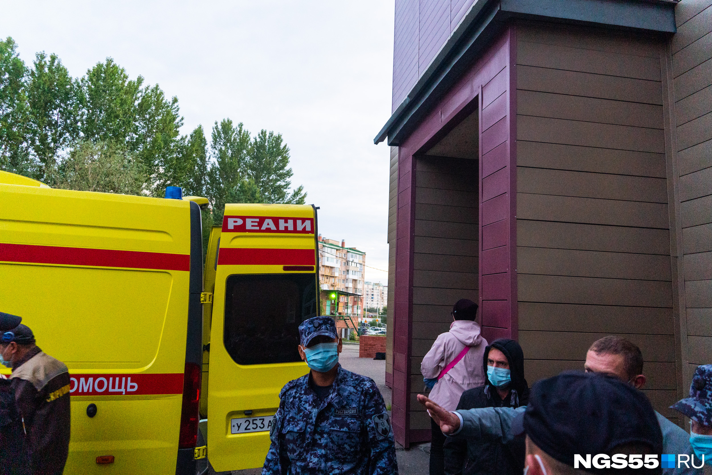 Рано утром к выходу из больницы почти вплотную подогнали реанимобиль и на носилках загрузили в него Алексея Навального. Из его рта торчала трубка, благодаря которой он дышал. Уже двое суток политик был без сознания