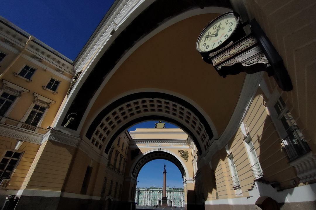 Туристы отменили почти все новогодние поездки в Петербург с экскурсиями. Туроператоры рассказали об убытках